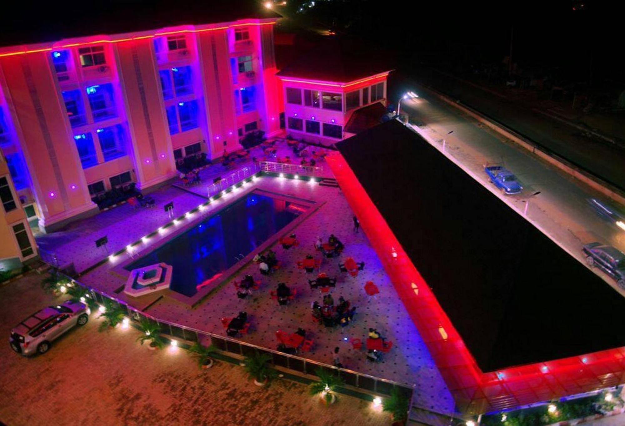 Room In Lodge - Hampton Towers Spa Asaba Exterior photo